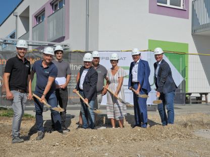 Der Spatenstich beim Kindergarten in der Karl Pfeffer-Gasse ist erfolgt. (Foto: Wolfgang Mayer)