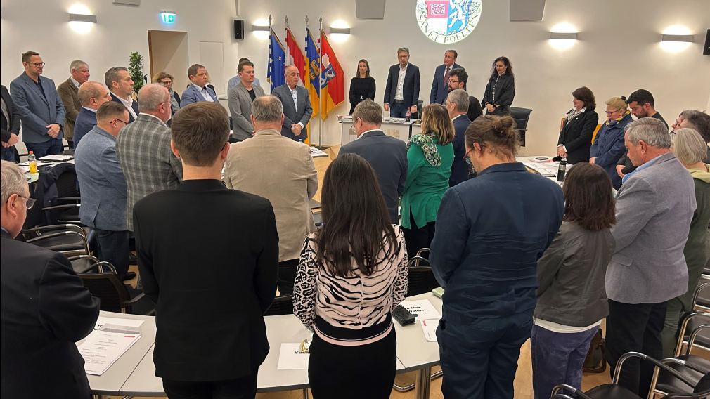 Schweigeminute bei der Sitzung des Gemeinderates im Rathaus (Foto: Kainz)