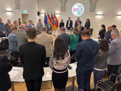 Schweigeminute bei der Sitzung des Gemeinderates im Rathaus (Foto: Kainz)