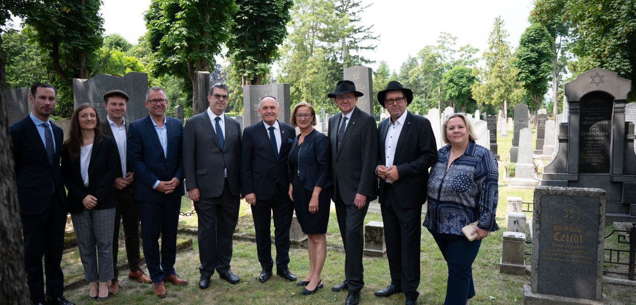 Gruppenfoto beim jüdischen Friedhof