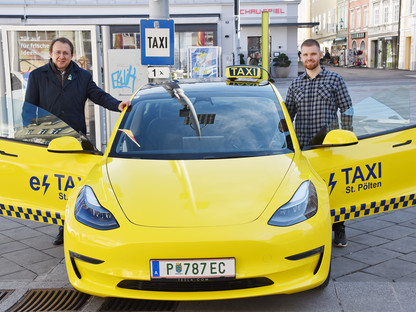Bürgermeister Matthias Stadler und Leon Straub mit dem ersten St. Pöltner E-Taxi. (Foto: Josef Vorlaufer)