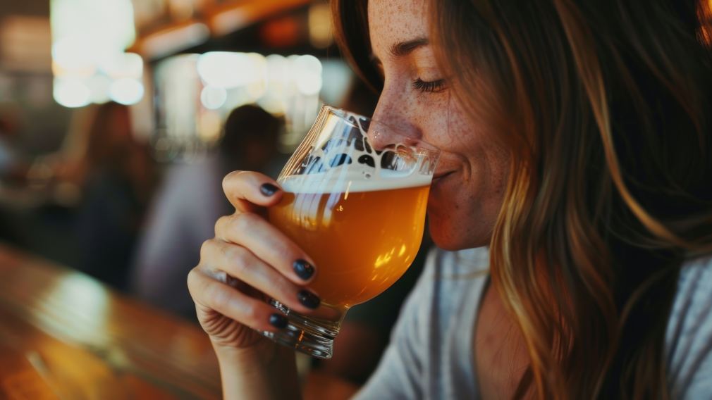 Frau trinkt Bier. Foto: Adobe Stock-Justlight