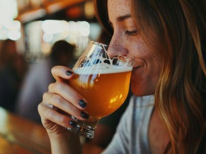 Frau trinkt Bier. Foto: Adobe Stock-Justlight