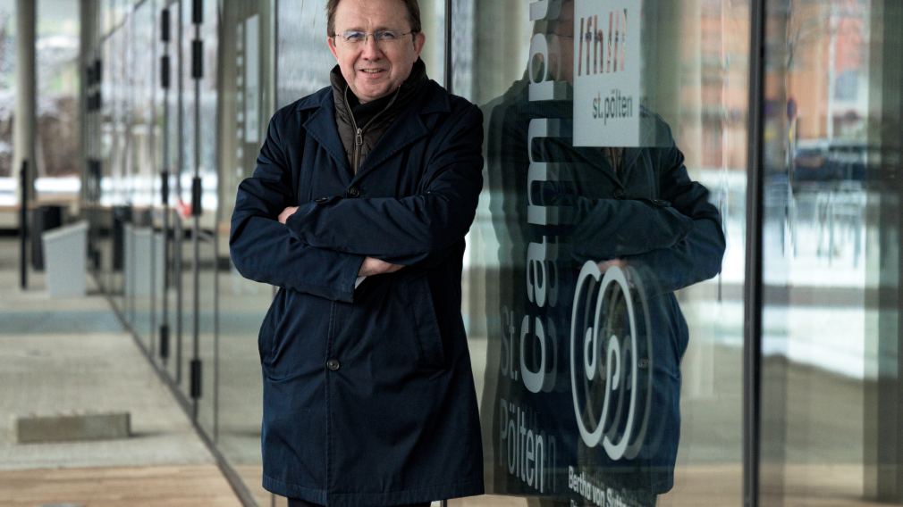 Bürgermeister Matthias Stadler vor dem Campus St. Pölten. (Foto: Arman Kalteis)