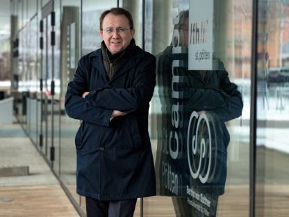 Bürgermeister Matthias Stadler vor dem Campus St. Pölten. (Foto: Arman Kalteis)