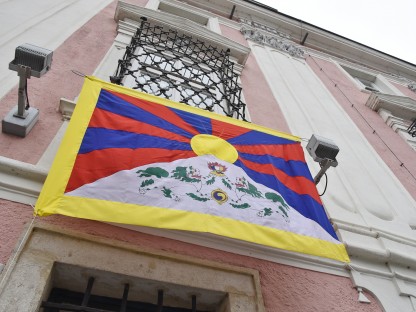 Tibet Fahne am Rathaus. (Foto: Josef Vorlaufer)