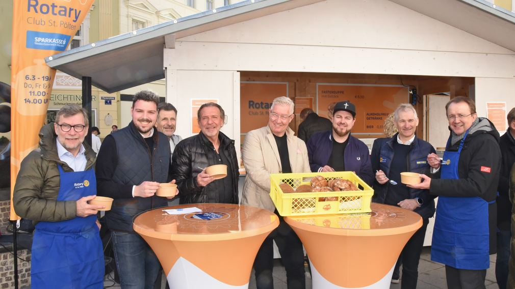 Foto von den Rotariern und Gastronomen vor dem Rotary Stand am Riemerplatz. (Foto: Vorlaufer)