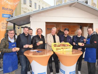 Foto von den Rotariern und Gastronomen vor dem Rotary Stand am Riemerplatz. (Foto: Vorlaufer)