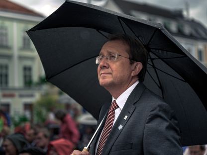 Bürgermeister Matthias Stadler mit Schirm. (Foto: Kalteis)