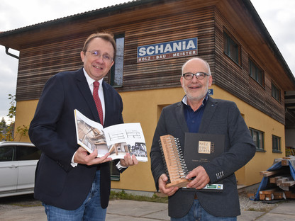 Bürgermeister Matthias Stadler gratulierte Johann Schania zum Holzbaupreis 2021. (Foto: Josef Vorlaufer)