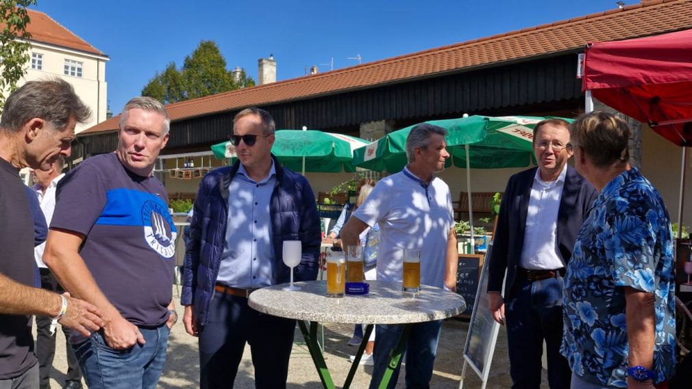 Eine Gruppe Leute beim Springbrunnen im Alumnatsgarten. Foto: Mathias Reischer MBR Photographie