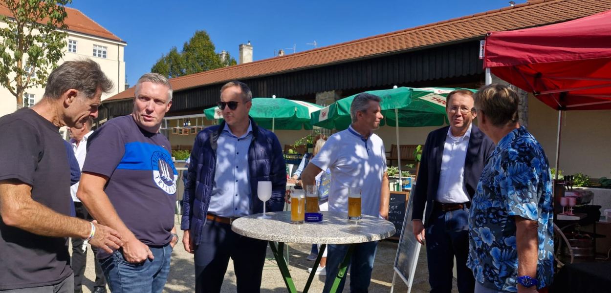 Eine Gruppe Leute beim Springbrunnen im Alumnatsgarten. Foto: Mathias Reischer MBR Photographie