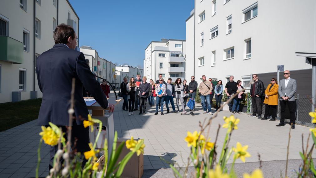 Bürgermeister Matthias Stadler begrüßte die zukünftigen BewohnerInnen der Wohnhausanlage in der Handel-Mazzetti-Straße. (Foto: Arman Kalteis)