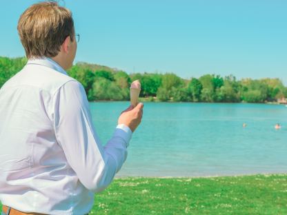 Bürgermeister Matthias Stadler genießt ein Eis am Ratzersdorfer See.