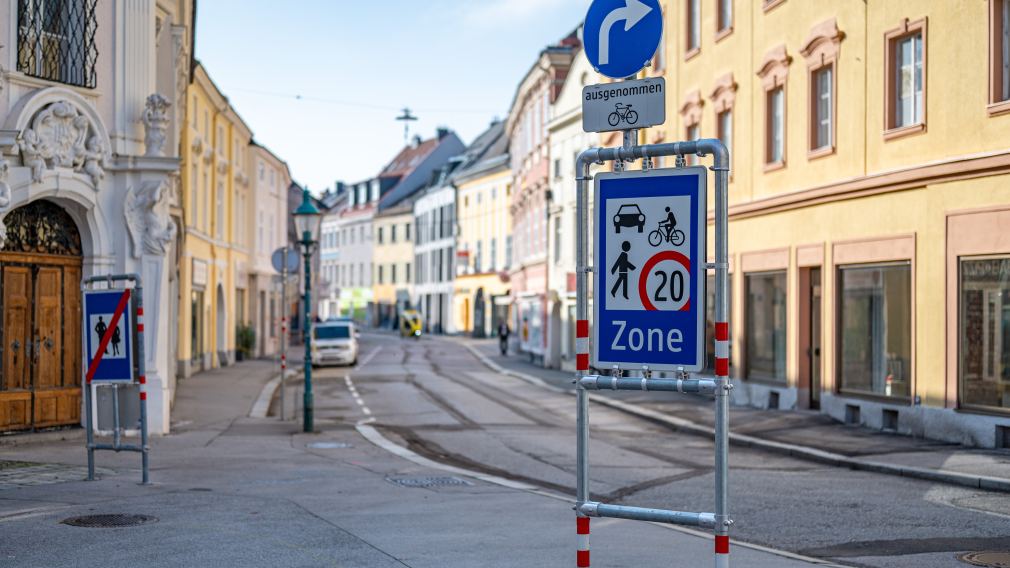 Die Linzer Straße mit der Beschilderung Begegnungszone und Tempolimit 20km/h.(Foto: Christian Krückel)