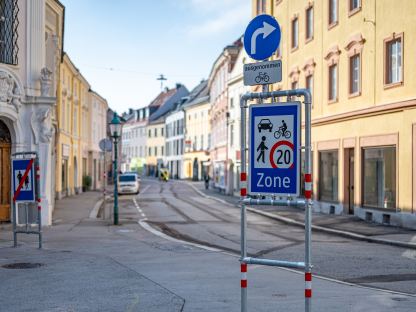 Die Linzer Straße mit der Beschilderung Begegnungszone und Tempolimit 20km/h.(Foto: Christian Krückel)