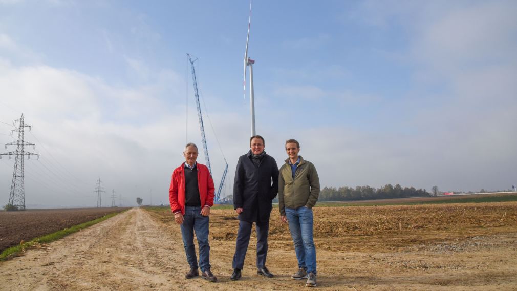 Geschäftsführer der Firma Öko Wind Karl Weiß, Bürgermeister Matthias Stadler und Projektplaner der Firma Öko Wind Julian Weiß vor dem neuen Windrad in Wagram. (Foto: Josef Vorlaufer)