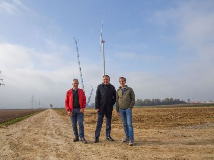 Geschäftsführer der Firma Öko Wind Karl Weiß, Bürgermeister Matthias Stadler und Projektplaner der Firma Öko Wind Julian Weiß vor dem neuen Windrad in Wagram. (Foto: Josef Vorlaufer)