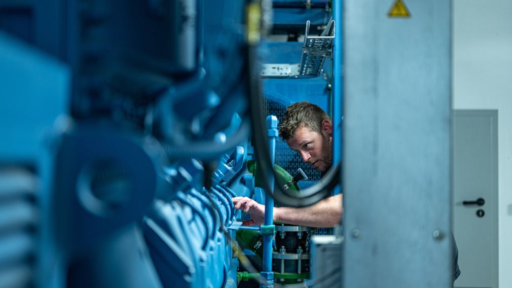 Ein Dieselaggregat mit einer Leistung von ca. 1.200 kW sorgt im Fall eines Blackouts für Versorgungssicherheit in der Landeshauptstadt. (Foto: Arman Kalteis)