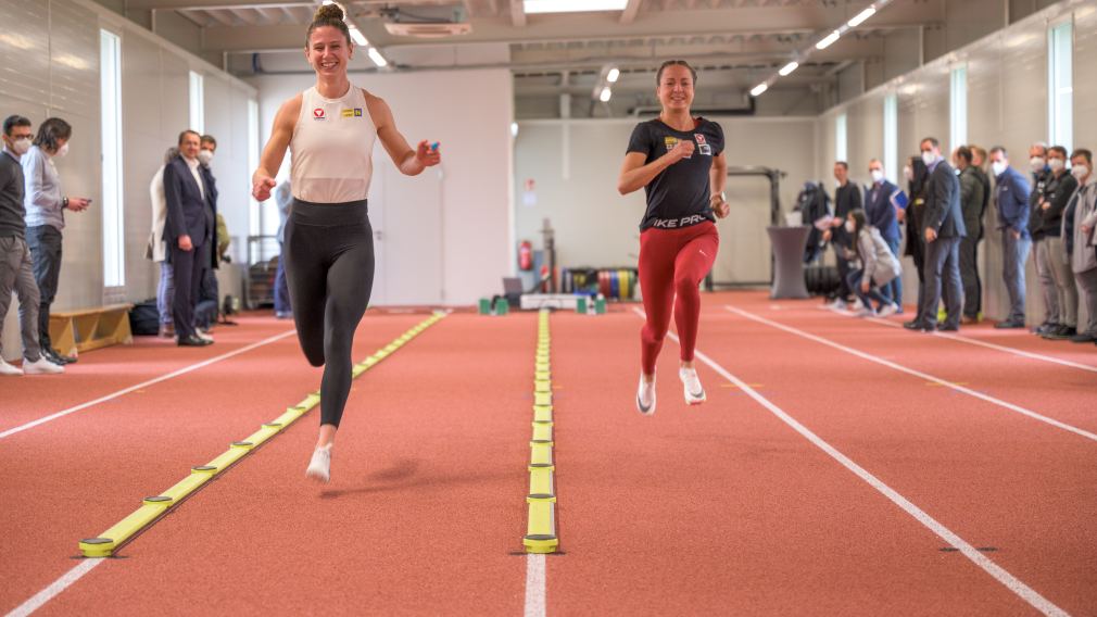 Zwei Athletinnen auf der Laufbahn der neuen Leichtathletikhalle. (Foto: Kalteis)