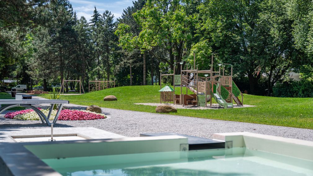 Der Spielturm in Dschungeloptik und die großen Wasserbecken sind die Highlights beim neuen Abenteuer-Spielplatz. (Foto: Arman Kalteis)