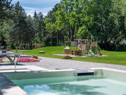 Der Spielturm in Dschungeloptik und die großen Wasserbecken sind die Highlights beim neuen Abenteuer-Spielplatz. (Foto: Arman Kalteis)