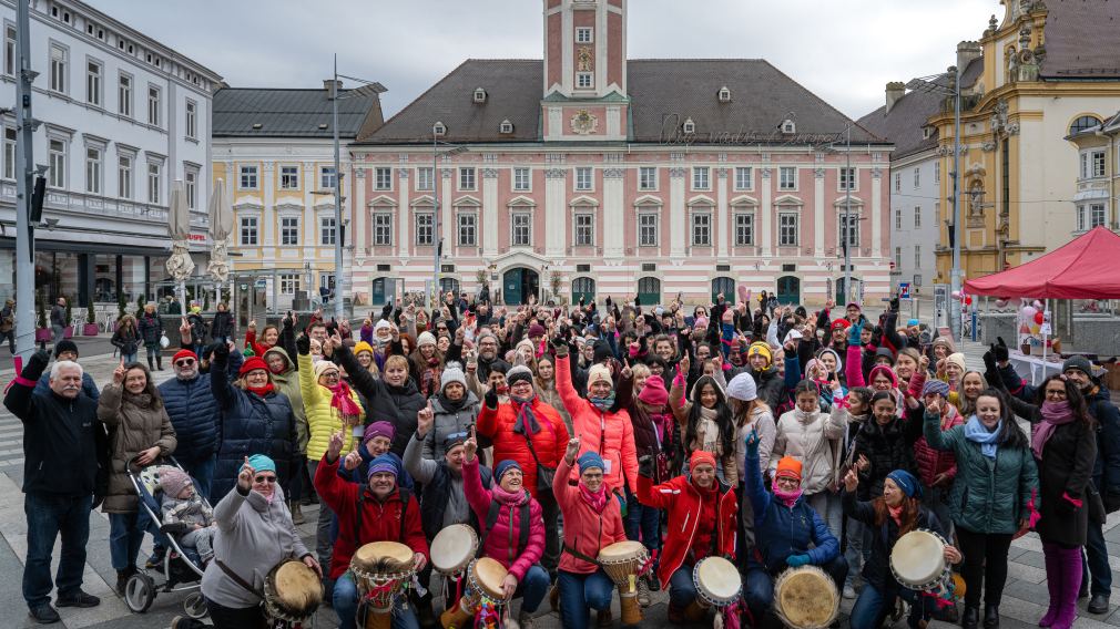 Gruppenfoto von der Menge am Rathausplatz. (Foto: Gerald Weixelbraun)