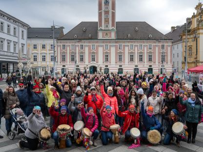 Gruppenfoto von der Menge am Rathausplatz. (Foto: Gerald Weixelbraun)