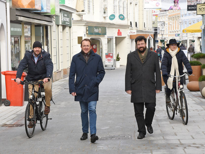 Hammel Manuel, Matthias Stadler, Harald Ludwig und Christina Birett sind zu Fuß und mit dem Rad in der Innenstadt unterwegs. Foto: Josef Vorlaufer