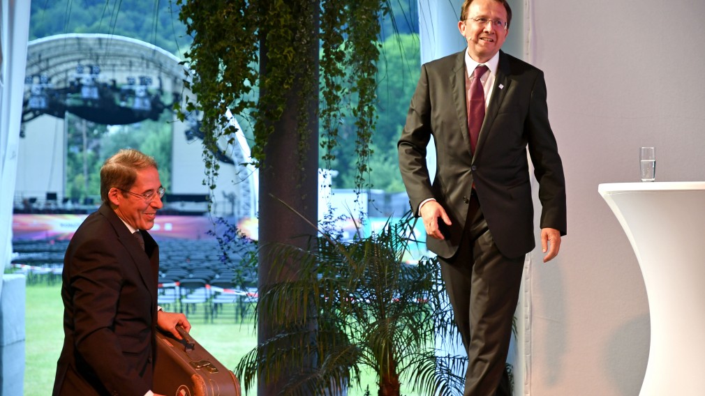 Bürgermeister Stadler und Oberbürgermeister Ilg mit einem Koffer auf der Bühne. (Foto: Bentele, heidenheim.de)