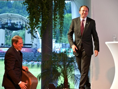 Bürgermeister Stadler und Oberbürgermeister Ilg mit einem Koffer auf der Bühne. (Foto: Bentele, heidenheim.de)