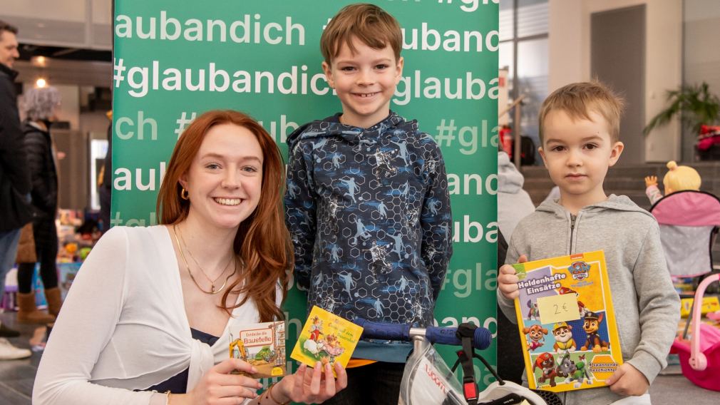 Celina Zeiner von der Sparkasse mit zwei fleißigen Verkäufern. Foto: Tanja Wagner