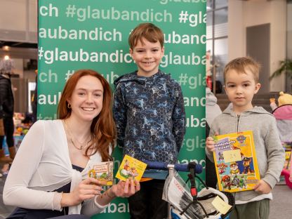 Celina Zeiner von der Sparkasse mit zwei fleißigen Verkäufern. Foto: Tanja Wagner