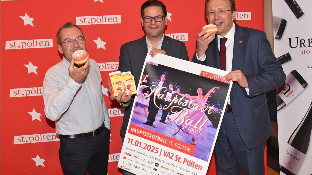 Drei Personen mit einem Plakat in der Hand. (Foto: Josef Vorlaufer)