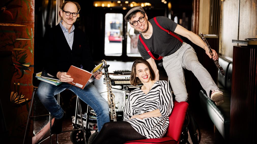 Elisabeth Pöcksteiner, Nicolai Gruninger und Marc Bruckner lassen Geschichten beim Bilderbuchkino lebendig werden. (Foto: Glanz.Stücke)