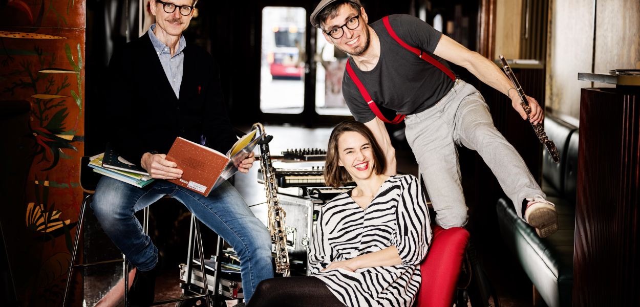 Elisabeth Pöcksteiner, Nicolai Gruninger und Marc Bruckner lassen Geschichten beim Bilderbuchkino lebendig werden. (Foto: Glanz.Stücke)