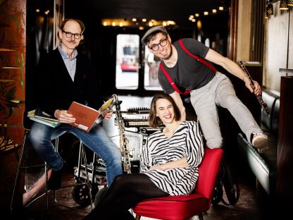 Elisabeth Pöcksteiner, Nicolai Gruninger und Marc Bruckner lassen Geschichten beim Bilderbuchkino lebendig werden. (Foto: Glanz.Stücke)