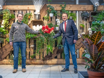 Hannes Lameraner überreicht Bürgermeister Mag. Matthias Stadler einen Adventkranz in der Bellaflora Filiale. (Foto: Arman Kalteis) 
