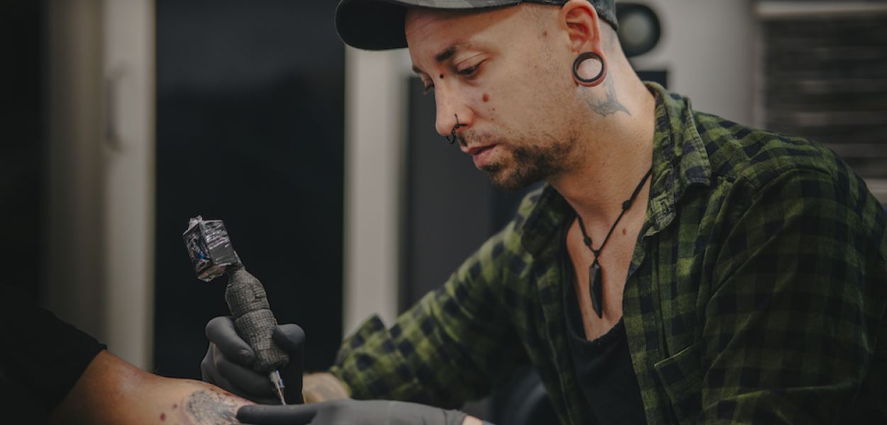 Dominik Eden führt das eigene Tattoostudio in der St. Pöltner Innenstadt seit mittlerweile zehn Jahren. (Foto: Gerald Weixelbraun)