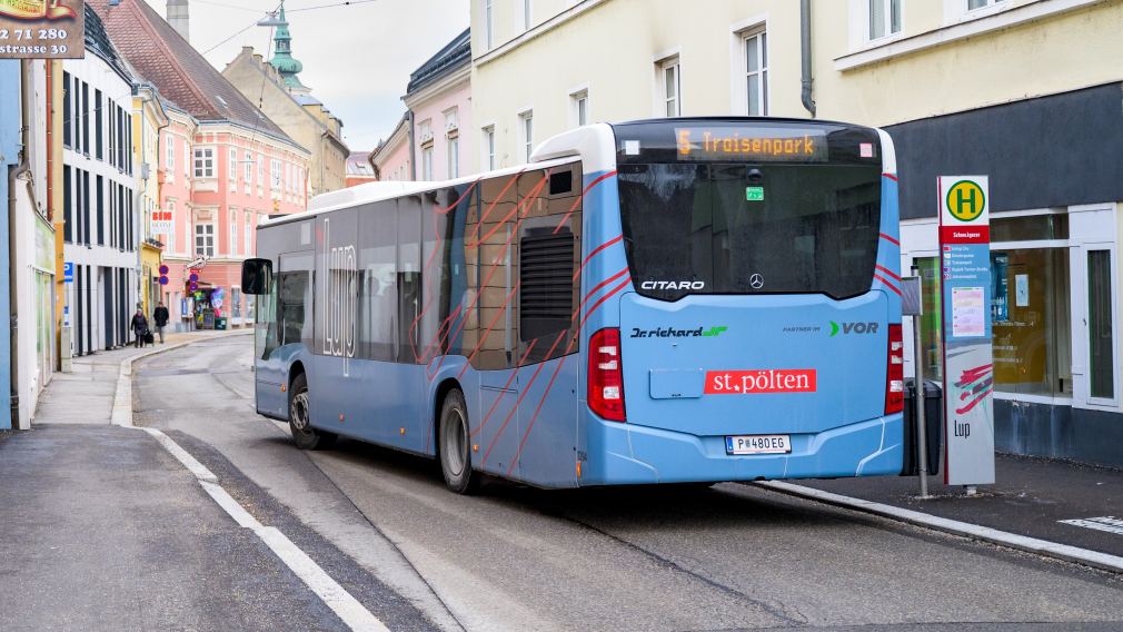 Bus fährt in der Linzer Straße (Foto: Kalteis)