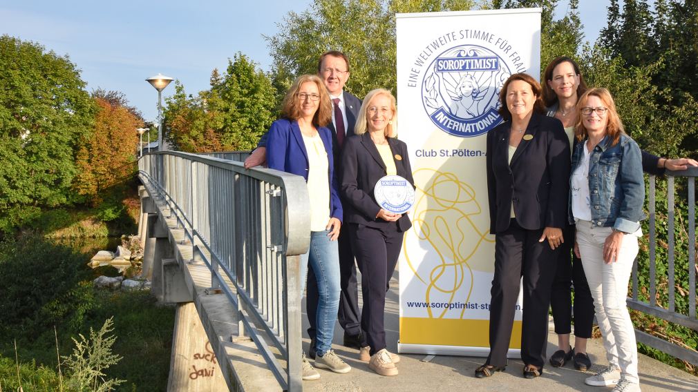 Barbara Gravogl, Elisabeth Fuchsbauer, Bürgermeister Matthias Stadler, Club-Präsidentin Ingeborg Haslhofer-Jünnemann, Sigrid Urbanek, Roswitha Reisinger. (Foto: Josef Vorlaufer)