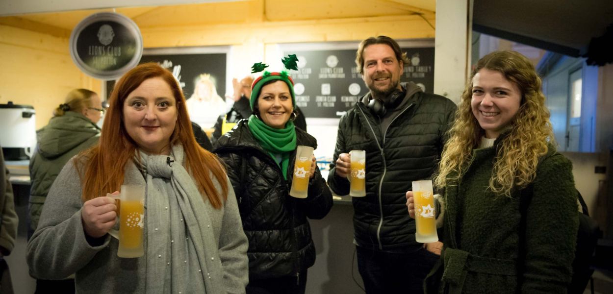 Das Polly plauscht-Team am Christkindlmarkt.