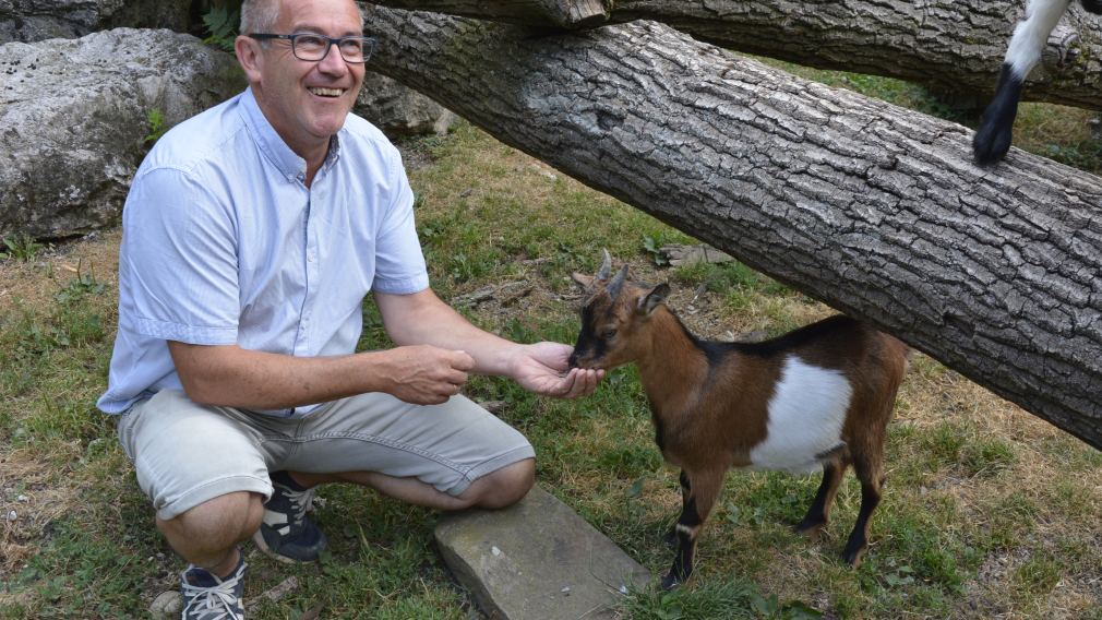 Stadtgärtnermeister Robert Wotapek freut sich über den Ziegennachwuchs im Hammerpark. (Foto: Yannick Redl)