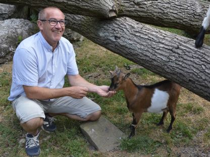 Stadtgärtnermeister Robert Wotapek freut sich über den Ziegennachwuchs im Hammerpark. (Foto: Yannick Redl)