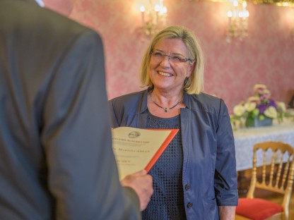 Der Bürgermeister verliest die Urkunde es Ehrenzeichens der Landeshauptstadt St. Pölten, Martina Amler ist sichtbar erfreut, ein freundliches Lächeln strahlt über ihr Gesicht.