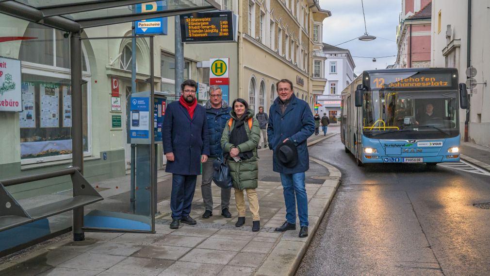 Vizebürgermeister Harald Ludwig, LUP-Beauftragter Peter Zuser, Buslenkerin Maria Felnhofer und Bürgermeister Matthias Stadler. (Foto: Arman Kalteis)