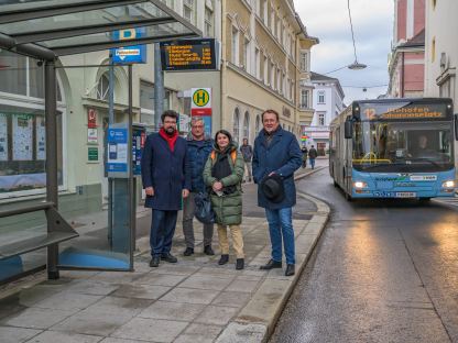 Vizebürgermeister Harald Ludwig, LUP-Beauftragter Peter Zuser, Buslenkerin Maria Felnhofer und Bürgermeister Matthias Stadler. (Foto: Arman Kalteis)